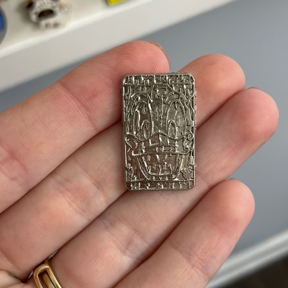 Donald Duck tiki pin